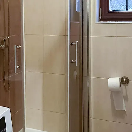 2 Bedroom Gorgeous In Debina